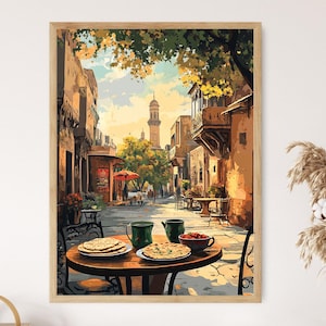 Peut inclure: Une peinture représentant une scène de rue dans une ville du Moyen-Orient. La rue est bordée de bâtiments, et il y a une mosquée au loin. Une table avec deux assiettes de nourriture et un pichet de jus se trouve au premier plan.