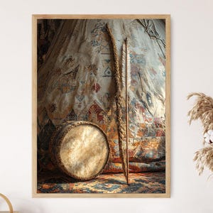 Puede incluir: Una impresión enmarcada con un tema nativo americano. La imagen muestra un tambor, un arco y un tipi decorado. El tambor es redondo con una superficie marrón claro. El arco está hecho de material tejido.