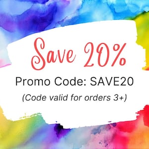 Pu&ograve; includere: Uno sfondo acquerellato colorato con uno striscione bianco che dice "Save 20% Promo Code: SAVE20 (Codice valido per ordini di 3+)"