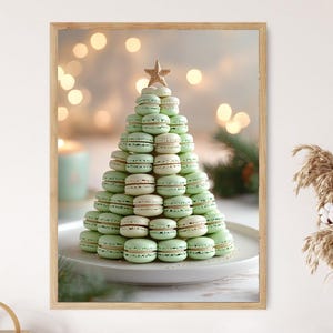Puede incluir: Imagen enmarcada de un árbol de Navidad hecho de macarons verde claro, coronado por una estrella dorada. Los macarons están apilados en un plato blanco, con un fondo borroso de luces y vegetación.