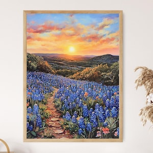 Könnte beinhalten: Ein Gemälde, das ein Feld mit blauen Lupinen zeigt, durch das ein Feldweg führt. Die Sonne geht im Hintergrund unter und erzeugt einen warmen Schein über die Landschaft.