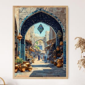 Pode incluir: Uma pintura em aquarela emoldurada retrata uma entrada arqueada para um mercado movimentado. A obra de arte mostra uma cena de rua vibrante com arquitetura detalhada, lanternas ornamentadas e figuras em trajes tradicionais. A paleta de cores inclui azuis, dourados e tons terrosos.