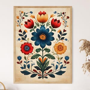 Könnte beinhalten: Ein gerahmter Blumendruck mit einem symmetrischen Design aus stilisierten Blumen in Rot-, Blau- und Orangetönen. Das Kunstwerk hat eine Vintage-Ästhetik mit einem beigefarbenen Hintergrund und einem Holzrahmen. Das Blumenarrangement umfasst große Blüten und kleinere Akzentblumen.