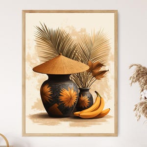Może przedstawiać: Oprawiony wydruk artystyczny przedstawiający martwą naturę. Grafika przedstawia duży czarny wazon z pomarańczowymi wzorami kwiatowymi, słomkowy kapelusz i kiść bananów. Liście palmowe i mniejszy wazon również są uwzględnione, wszystko na neutralnym tle.
