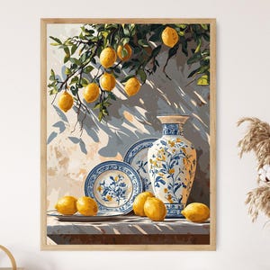 Può includere: Dipinto incorniciato raffigurante una natura morta con limoni, un vaso e piatti. I limoni gialli pendono da un ramo frondoso. Un vaso alto e ornato e due piatti con disegni floreali blu e bianchi sono su un tavolo.