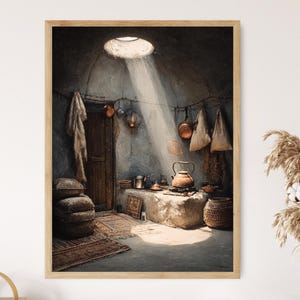 Może przedstawiać: Oprawiony wydruk rustykalnej sceny wnętrza. Grafika przedstawia słabo oświetlony pokój z centralnym źródłem światła. Czajnik stoi na kamiennej powierzchni, a różne przedmioty kuchenne i tekstylia dodają przytulnej atmosfery. Paleta kolorów jest stonowana z ciepłymi tonami.