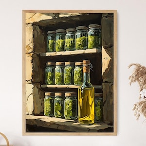 Può includere: Una stampa incorniciata di una scena di dispensa rustica. Vasi di vetro pieni di contenuto verde sono disposti su scaffali di legno. Una bottiglia alta di vetro con liquido giallo si trova di fronte agli scaffali, con un tappo di sughero.