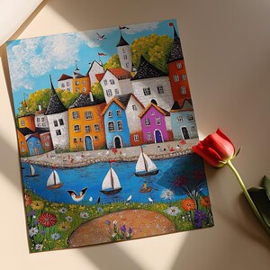 Puede incluir: Una pintura colorida de un pueblo peque&ntilde;o con casas en varios tonos de azul, verde, amarillo, rosa y rojo. Las casas est&aacute;n agrupadas a lo largo de una costa con veleros en el agua. La pintura tiene un estilo caprichoso y encantador.