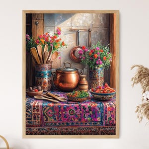 Puede incluir: Una pintura de bodegón que representa una escena de cocina con una olla de cobre, cucharas de madera y un cuenco de bayas rojas. La escena está ambientada en una alfombra de patrones coloridos con un jarrón de flores en el fondo.