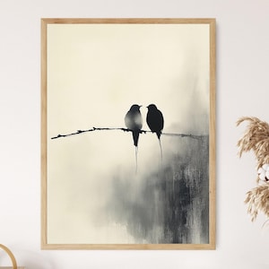 Może przedstawiać: Minimalistyczne czarno-białe malowidło przedstawiające dwa ptaki siedzące na gałęzi. Ptaki są sylwetkami na jasnym tle z subtelnym akwarelowym rozmyciem.