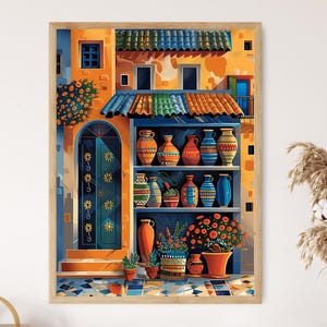 Op de afbeelding: Een kleurrijke illustratie van een winkelgevel met een blauwe deur en een plank vol aardewerk. Het aardewerk is in verschillende tinten blauw, groen en bruin. Er staan ook planten in potten op de plank.