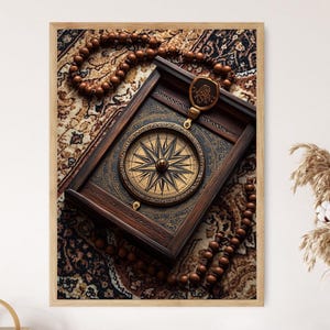Pode incluir: Impressão emoldurada com uma caixa de madeira com design de bússola e uma corrente de contas de madeira. A bússola tem um mostrador dourado com um padrão de estrela. A caixa e as contas são marrons, em um fundo padronizado.