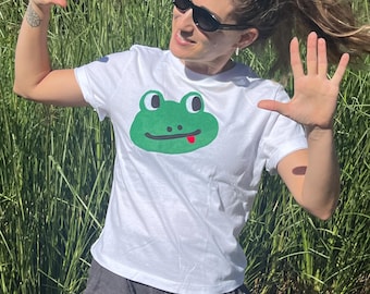 Hand-Appliqued Frog T-Shirt – Whimsical Fleece Tee, Kawaii Style