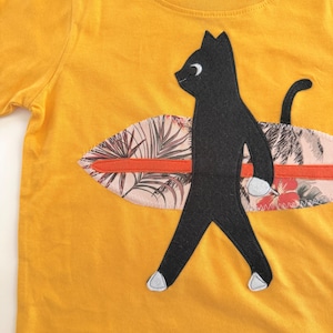 Kids Black Cat Surfer Tee | Hand Appliqué Hawaiian Fabric Surfboard Top bild 3