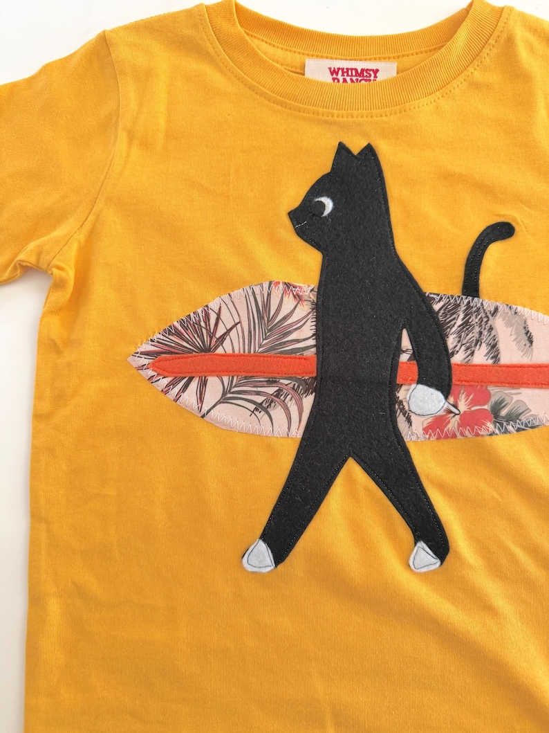 Kids Black Cat Surfer Tee | Hand Appliqué Hawaiian Fabric Surfboard Top bild 3