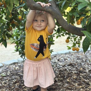 Kids Black Cat Surfer Tee | Hand Appliqué Hawaiian Fabric Surfboard Top bild 4
