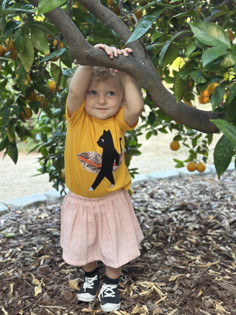 Kids Black Cat Surfer Tee | Hand Appliqué Hawaiian Fabric Surfboard Top bild 4