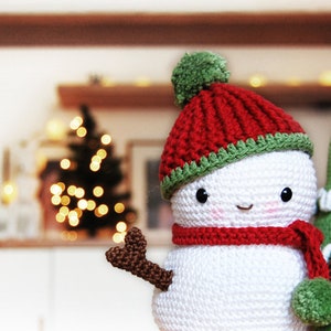 Gehaakt sneeuwpoppatroon Frosty de sneeuwman en kerstboom DIY-kerstdecor afbeelding 2