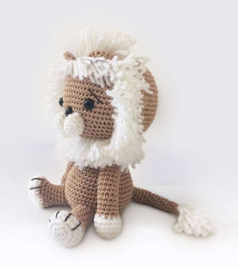 Crochet lion pattern Amigurumi Lav the Lion, stuffed animal photo tutorial image 3