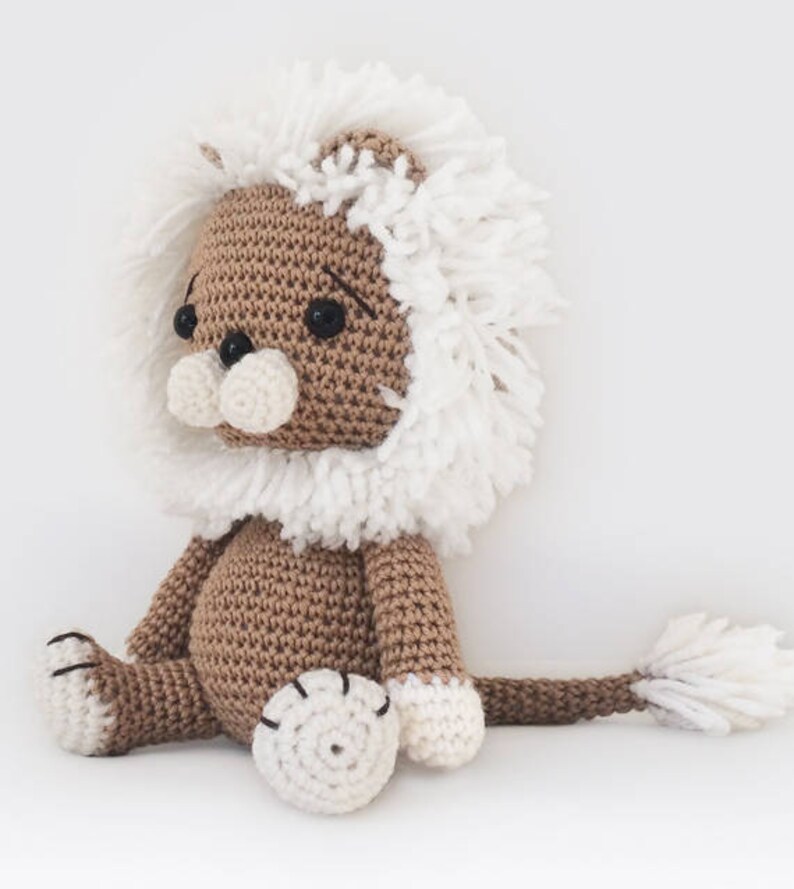 Crochet lion pattern Amigurumi Lav the Lion, stuffed animal photo tutorial image 2