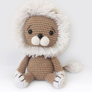Crochet lion pattern Amigurumi Lav the Lion, stuffed animal photo tutorial image 1