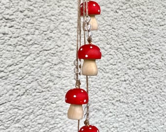 Campanello a vento a forma di fungo fatto a mano per la decorazione della casa. Decorazione per la cucina. Idea regalo. Design. Boho. Funghi. Foresta. Decorazione in legno.
