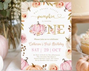 Può includere: Un biglietto d'invito di compleanno rettangolare con zucche rosa e bianche, decorazioni floreali e scritte dorate. Il testo recita: Our sweet little pumpkin is turning ONE, Please join us to celebrate Catherine's First Birthday, SAT | 29 | OCT.