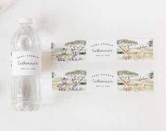 Puede incluir: Una botella de agua de plástico transparente con una etiqueta blanca que dice "Baby Shower Catherine's Oct 19, 2025." Dos bandas decorativas a juego presentan ilustraciones de acuarela de animales de safari, incluyendo una cebra, un rinoceronte, un guepardo y un ciervo.