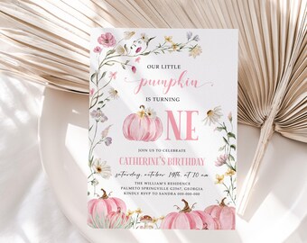 Invitación de cumpleaños de pequeña calabaza, invitación para el primer cumpleaños de una niña con flores silvestres, plantilla editable de flores silvestres de color rosa con parche de calabaza n.° BD42