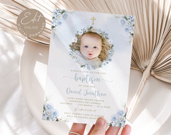 Puede incluir: Una invitación de bautizo con la foto de un bebé rodeada por una corona floral. La invitación presenta el texto "Kindly join us for the baptism of our son Daniel Jonathan" y los detalles del evento. El diseño incluye detalles florales azules y una cruz dorada.