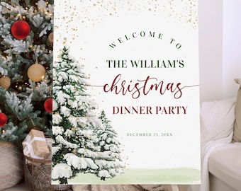 Puede incluir: Un letrero blanco sobre un caballete con el texto "Welcome to The William's Christmas Dinner Party" en verde y rojo. Una imagen de acuarela de un árbol de Navidad cubierto de nieve está a la izquierda. Acentos dorados de purpurina en la parte superior.