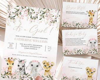 Puede incluir: ¡Es una niña! Invitación a un baby shower con diseño floral rosa y verde. La invitación presenta una jirafa, una cebra, un elefante y un león con coronas de flores. El texto dice "¡Es una niña!" e incluye la fecha, la hora y el lugar del baby shower. La invitación también incluye información sobre el registro y los detalles de la RSVP.