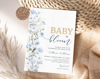 Peut inclure: Une invitation de fête prénatale avec un motif floral bleu et or. Le texte indique "Baby in Bloom" et comprend la date, l'heure et le lieu de l'événement. Il comprend également le nom de la future maman, Catherine Williams, et les informations sur le registre.