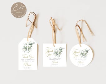 Puede incluir: Tres estilos diferentes de etiquetas de agradecimiento con un diseño floral verde y blanco y una cruz dorada. El texto en las etiquetas dice "Gracias por celebrar el bautismo de David".