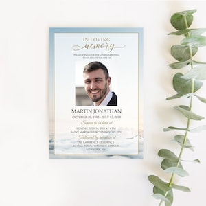 Puede incluir: Una tarjeta conmemorativa azul y blanca con una foto de un hombre con traje. La tarjeta dice "En memoria cariñosa" e incluye el nombre Martin Jonathan, las fechas del 20 de octubre de 1985 al 13 de julio de 2018, y los detalles de un servicio y una recepción.