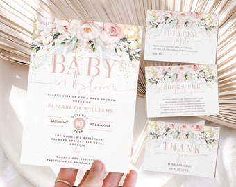 Puede incluir: Invitación a una baby shower floral rosa y blanca con detalles de purpurina dorada. La invitación dice "Baby in Bloom" e incluye la fecha, la hora y el lugar de la ducha. También incluye una tarjeta de agradecimiento con el texto "Gracias por darnos una ducha con amor."