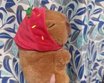 Peluche de capibara con sombrero de fresa / Lindo juguete de capibara / Regalo de capibara kawaii / Adorable decoración de capibara / Peluche suave hecho a mano