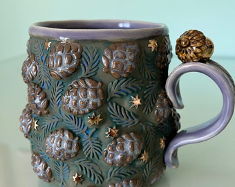 Pine Cone Tasse mit goldenen Sternen 1