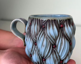 Blaue Tasse mit roten Punkten