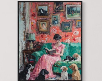 Op de afbeelding: Een ingelijst schilderij toont een vrouw in een roze jurk die leest op een groene bank, omringd door verschillende honden. De achtergrond heeft bloemenbehang en ingelijste portretten. Een lamp staat op een bijzettafel. Vintage, artistieke stijl.