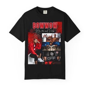 以下が含まれることがあります： 黒いTシャツ。Bow Wowのグラフィックと「BOW WOW Mr. 106 and Park」の赤と白の文字。デザインには画像のコラージュとBow Wowの写真が含まれています。