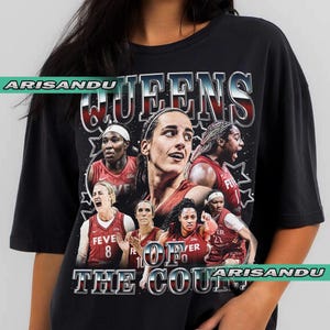 Puede incluir: Camiseta negra con un diseño gráfico que muestra jugadoras de baloncesto con camisetas rojas. El texto "QUEENS OF THE COURT" destaca. La palabra "FEVER" es visible en algunas camisetas. Una prenda de ropa deportiva.