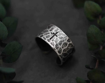 Anello aperto e con croce martellata in argento sterling, semplice fascia di Lisa Leonard Designs