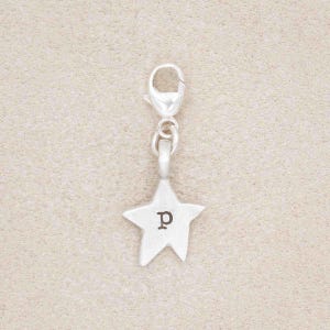 Dije de pulsera de plata esterlina con estrella centelleante, letra inicial personalizada, de Lisa Leonard Designs, regalo de dije de plata hecho a mano.