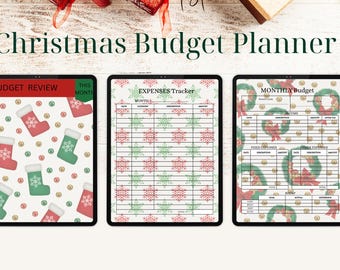 Peut inclure: Un planificateur de budget de Noël avec trois tablettes numériques. Les tablettes affichent des modèles de révision budgétaire, de suivi des dépenses et de budget mensuel. Le fond présente des décorations festives, notamment des boîtes cadeaux, des ornements et de la verdure.