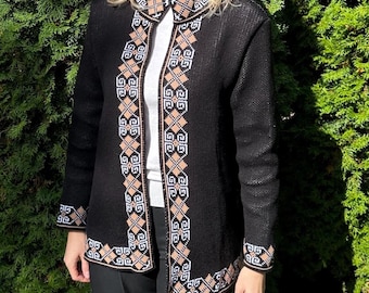 Boho Jacke für Frauen, Baumwollethik offener Blazer, elegante schwarze Jacke mit Ukrainischer Zierstickerei, stilvolle Volkskleidung in Übergröße