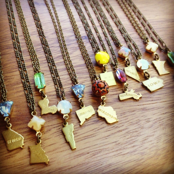 Mini-Staat Halskette - wählen Sie einen Staat, Kette und Vintage Glas-Stein - Messing Zustand Charm Halskette - mehrere Staaten - nettes personalisierte Geschenk