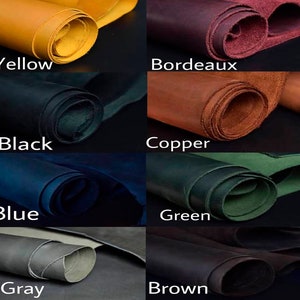 Pu&ograve; includere: Primo piano di campioni di pelle arrotolati in vari colori, tra cui giallo, bordeaux, nero, rame, blu, verde, grigio e marrone.