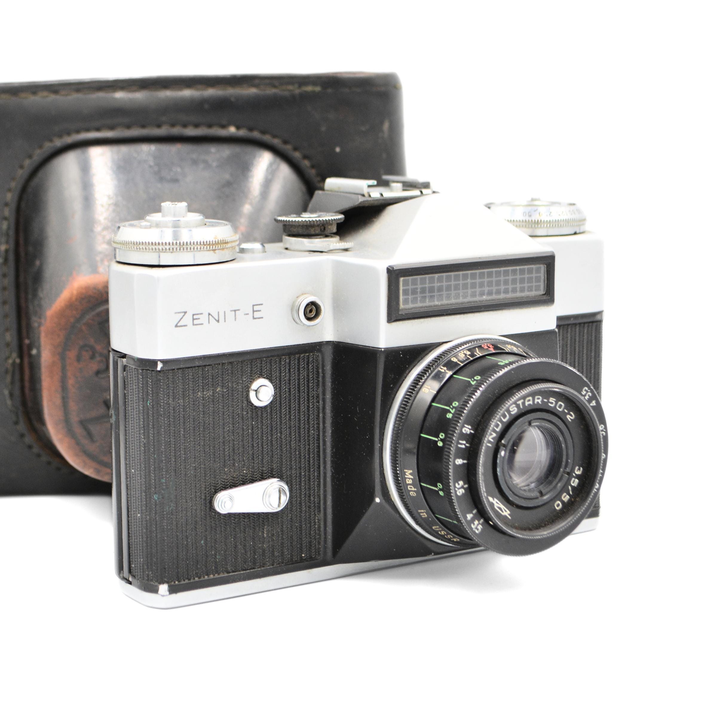 ANCIEN APPAREIL PHOTO argentique ZENIT-E Industar 50-2 + étui cuir Made