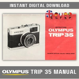 Op de afbeelding: Een zwart-zilveren Olympus Trip 35 camera met een rood-witte handleiding. De handleiding heeft de titel "Olympus Trip 35" in vetgedrukte witte letters.